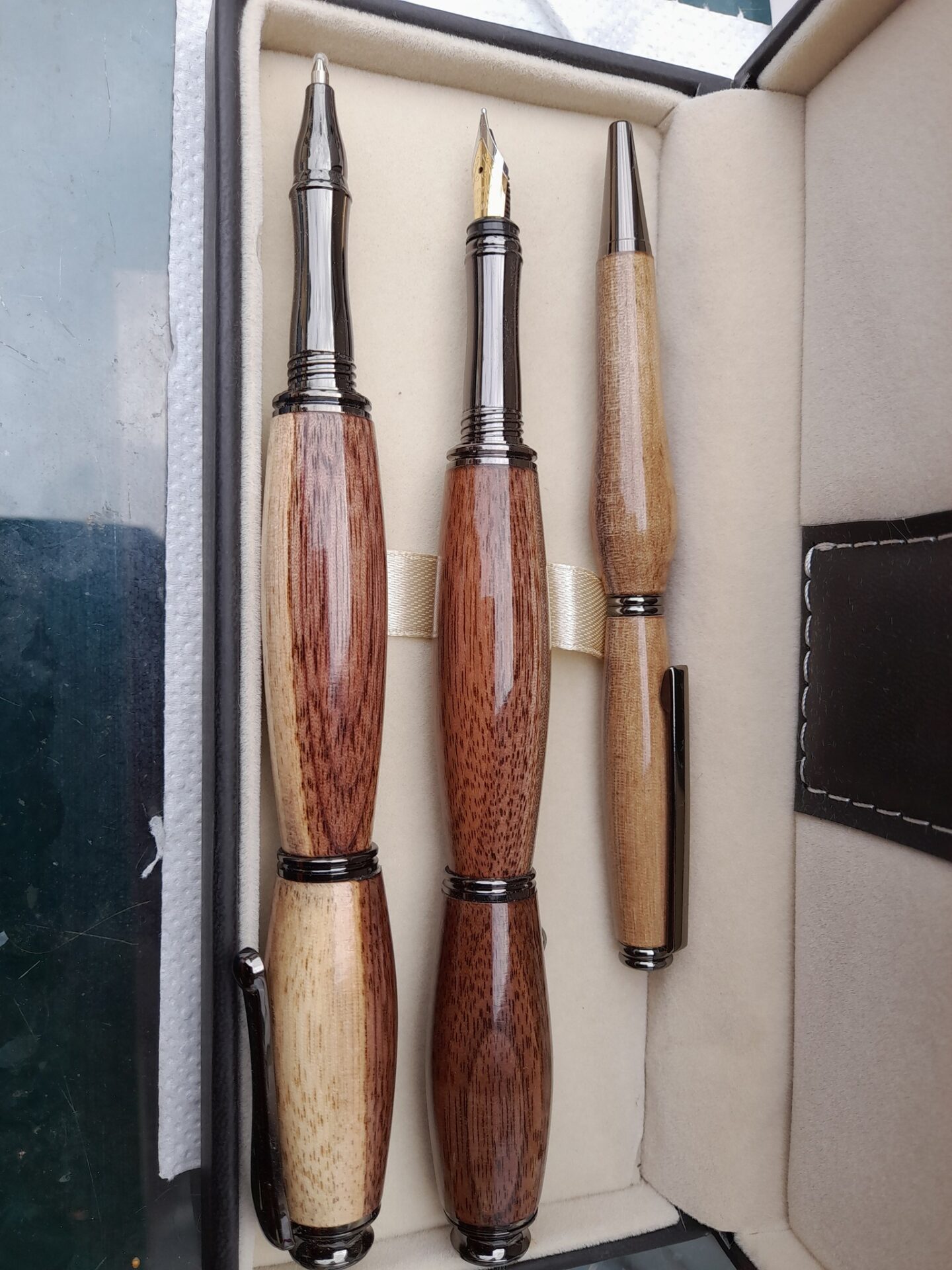 Výroba luxusních dřevěných předmětů, pořádaní kurzů soustružení dřeva.